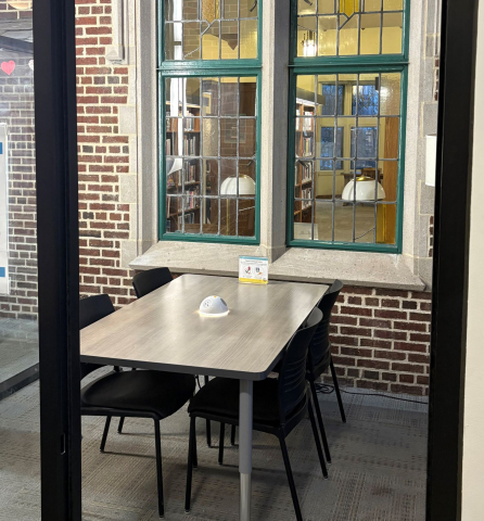 Rom with stain glass window and table with 4 chairs