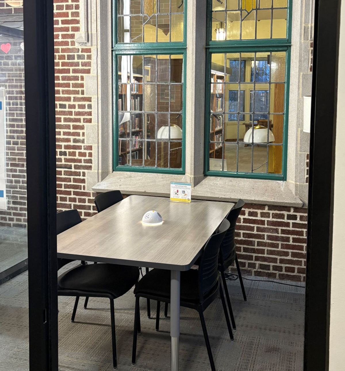 Rom with stain glass window and table with 4 chairs